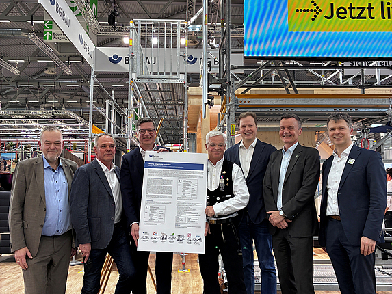 V.l.n.r.: Dirk Bollwerk (ZVDH), Prof. Dr.-Ing. Marco Einhaus (Leiter FB Bauwesen, DGUV komm. stv. Leiter Prävention, BG BAU), Georg Lange (BDF), Peter Aicher (Holzbau Deutschland), Lutz Schmelter (DeSH), Thomas Goebel (GD Holz), Dr. Denny Ohnesorge (HDH)